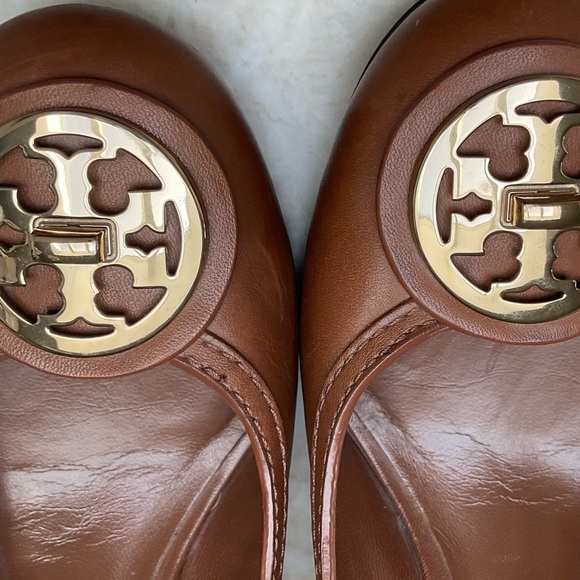 Tory Burch gold tone logo leather pumps Size 8. Saddle color. - Picture 16 of 16